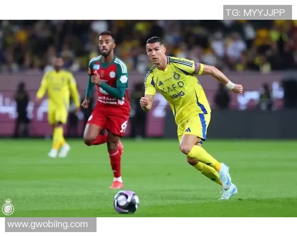 C罗精彩抽射助力球队逆转胜利展现超凡射术与比赛智慧